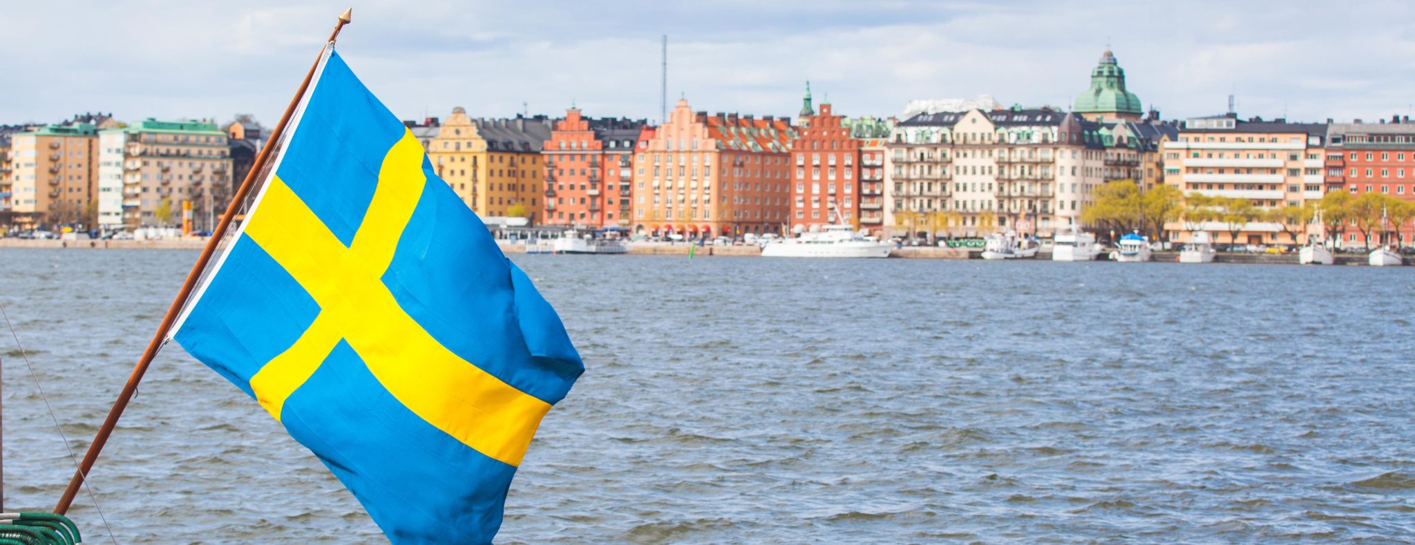 Zweden regio's zweedse vlag met stockholm op de achtergrond