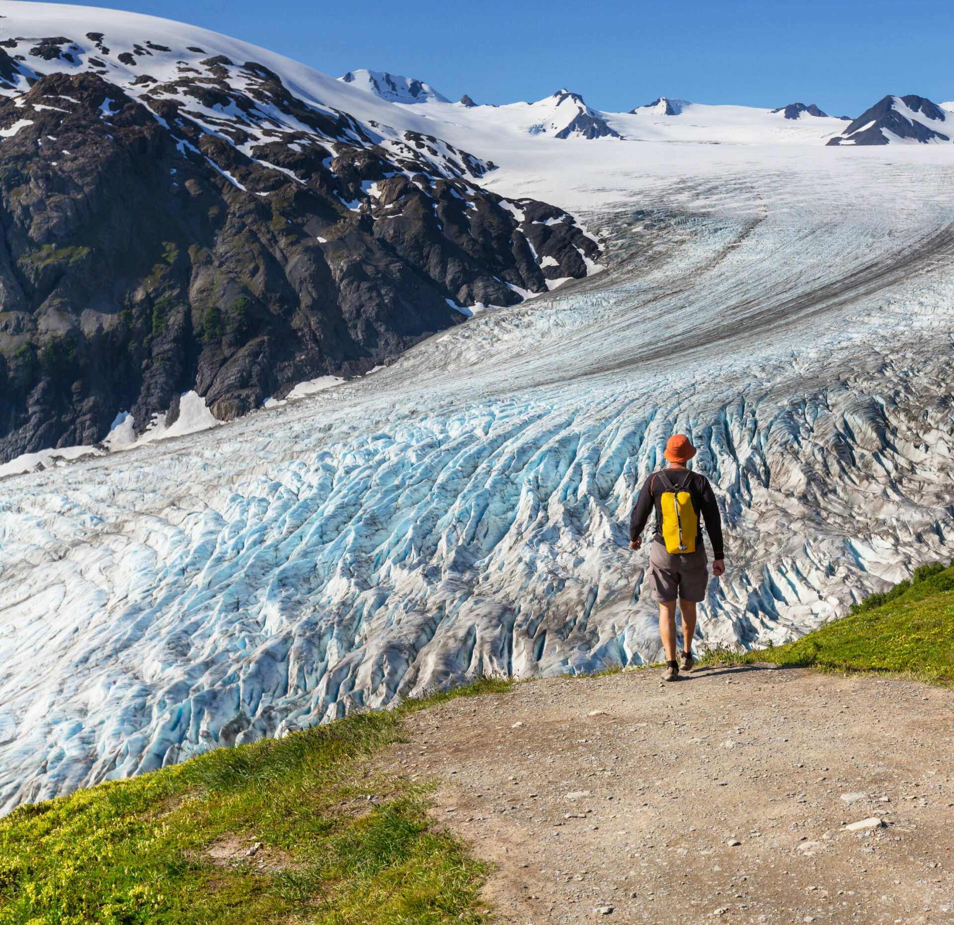 Alaska en Yukon helemaal - wandelaar bij gletsjer Kenai Fjords National Park