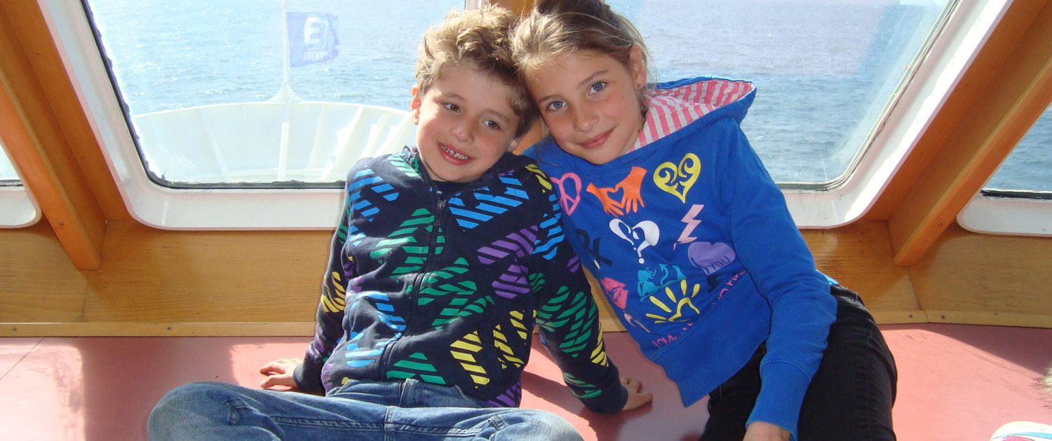 Daan en Sofie op de veerboot naar de Westman-eilanden 2012