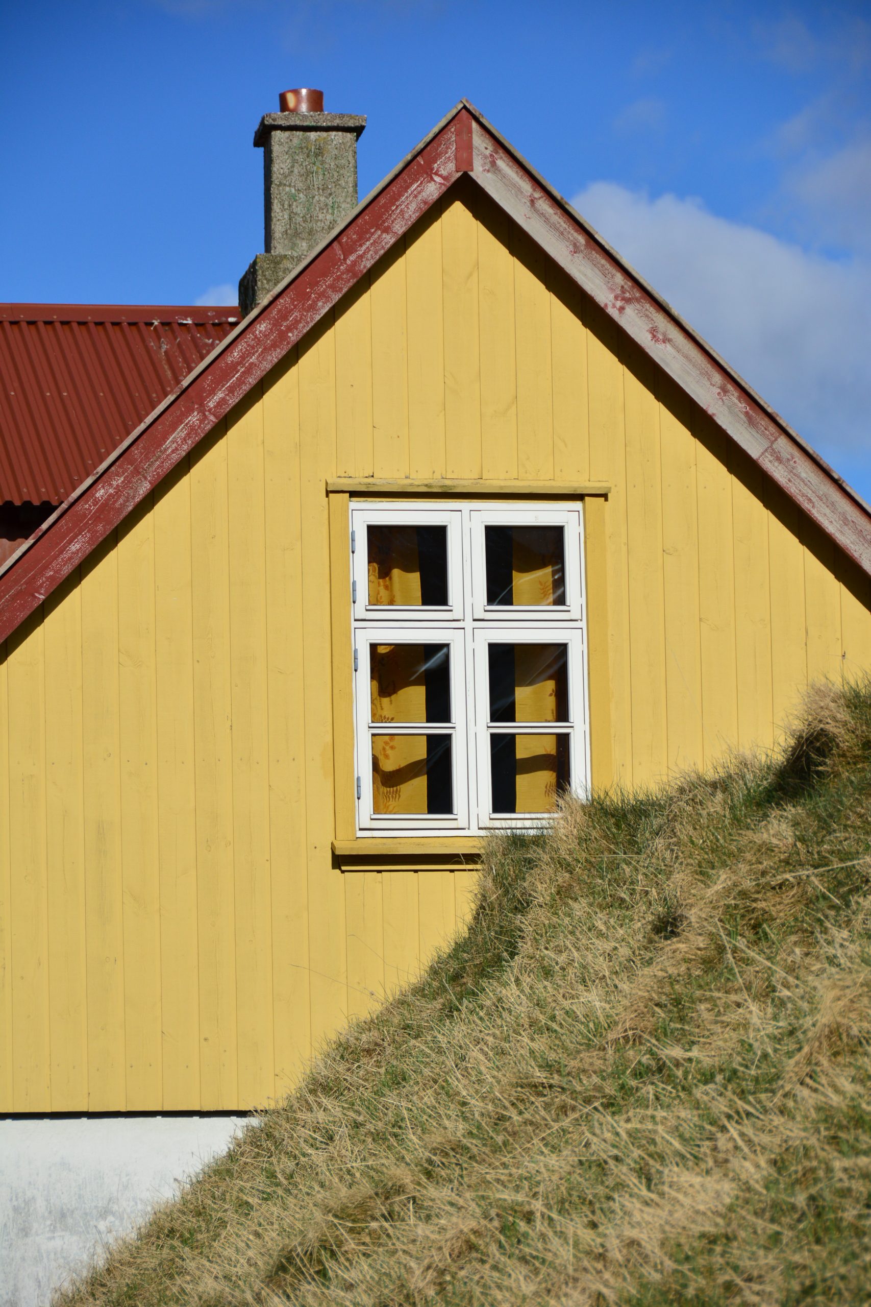 Geel huisje op de Faeröer
