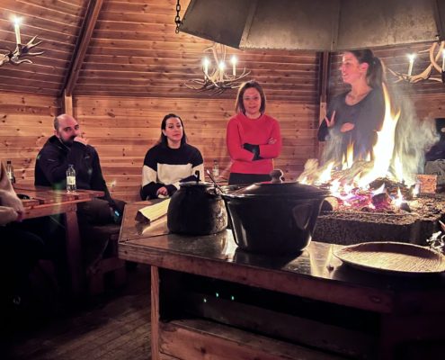 Diner in 8-hoekige blokhut bij de Sámi