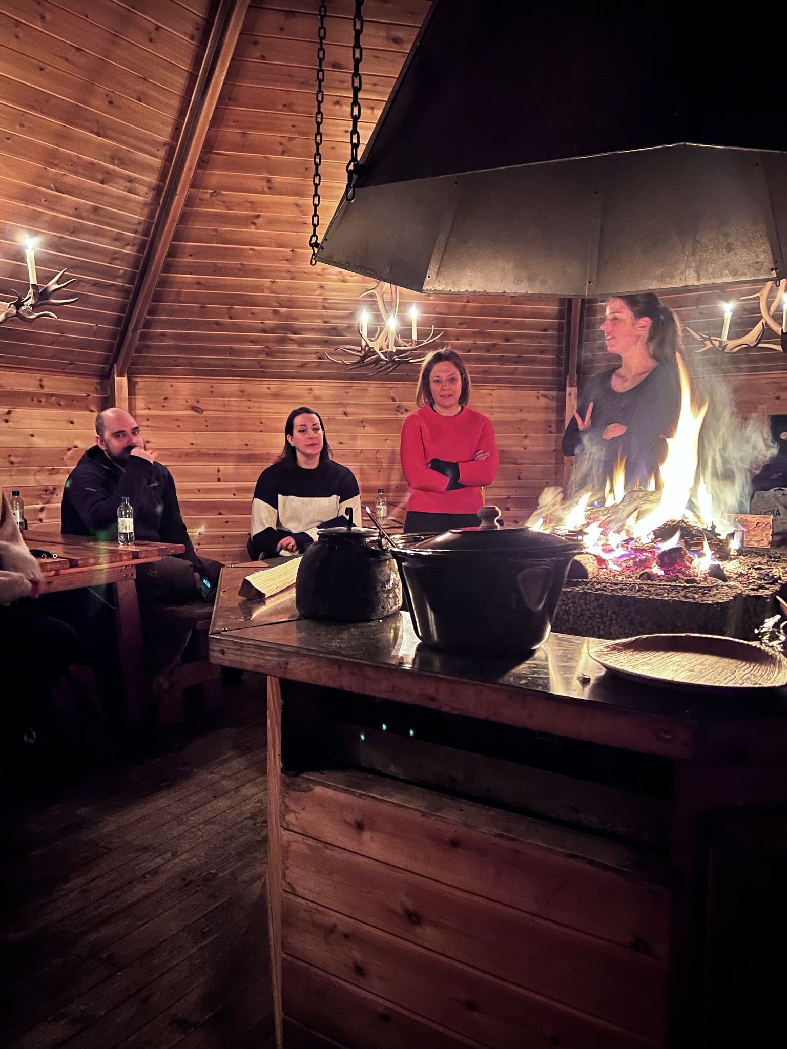 Diner in 8-hoekige blokhut bij de Sámi
