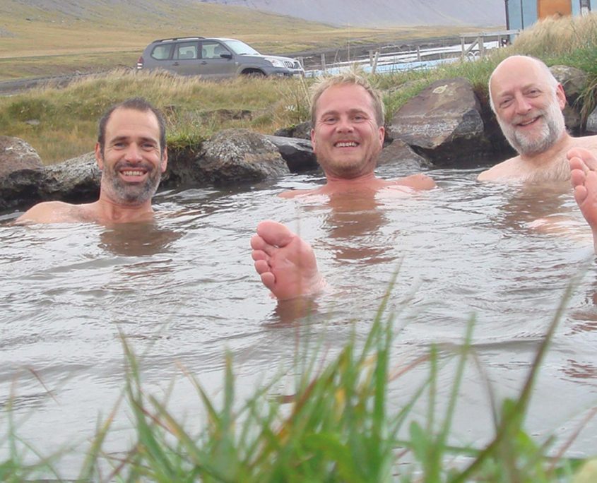 Samen met Willem in het natuurlijke warme badje Reykjafjarðarlaug