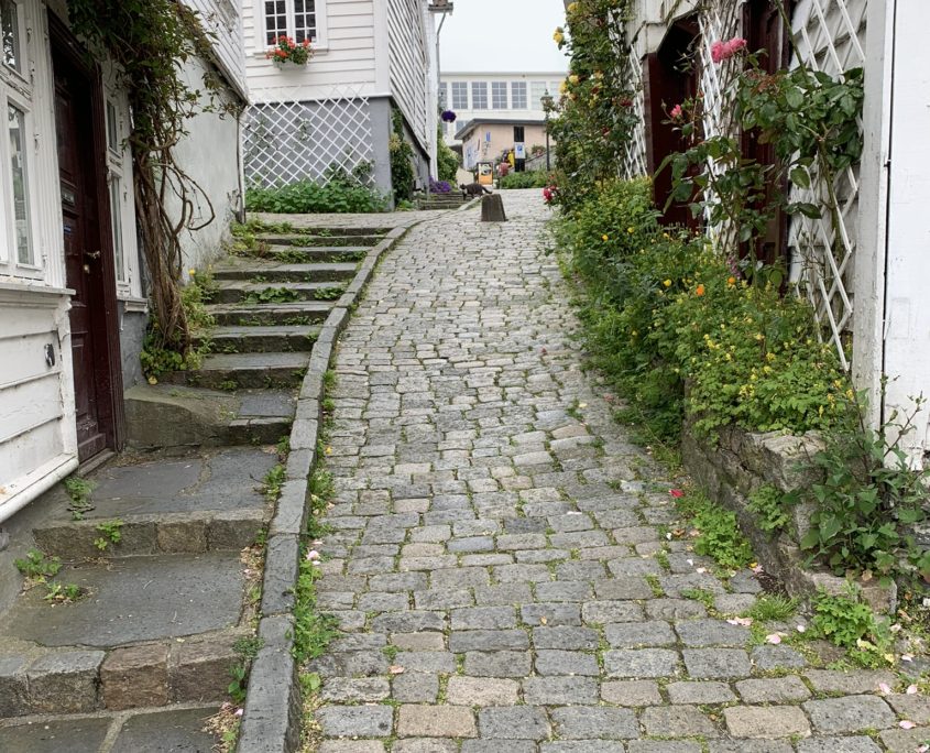 Noorwegen Gamle Stavanger straatje met trap
