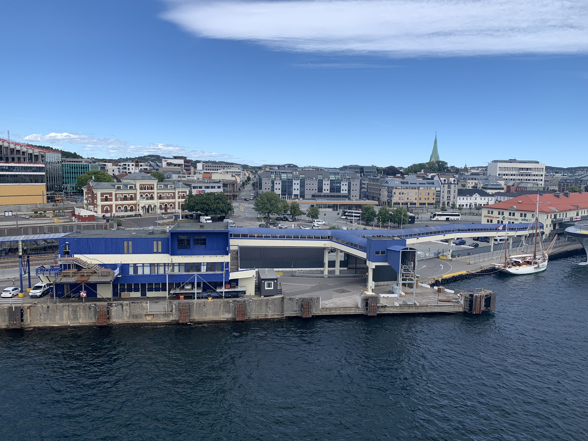 Noorwegen Vanaf de Holland Norway Lines, uitzicht op de haven van Kristiansand