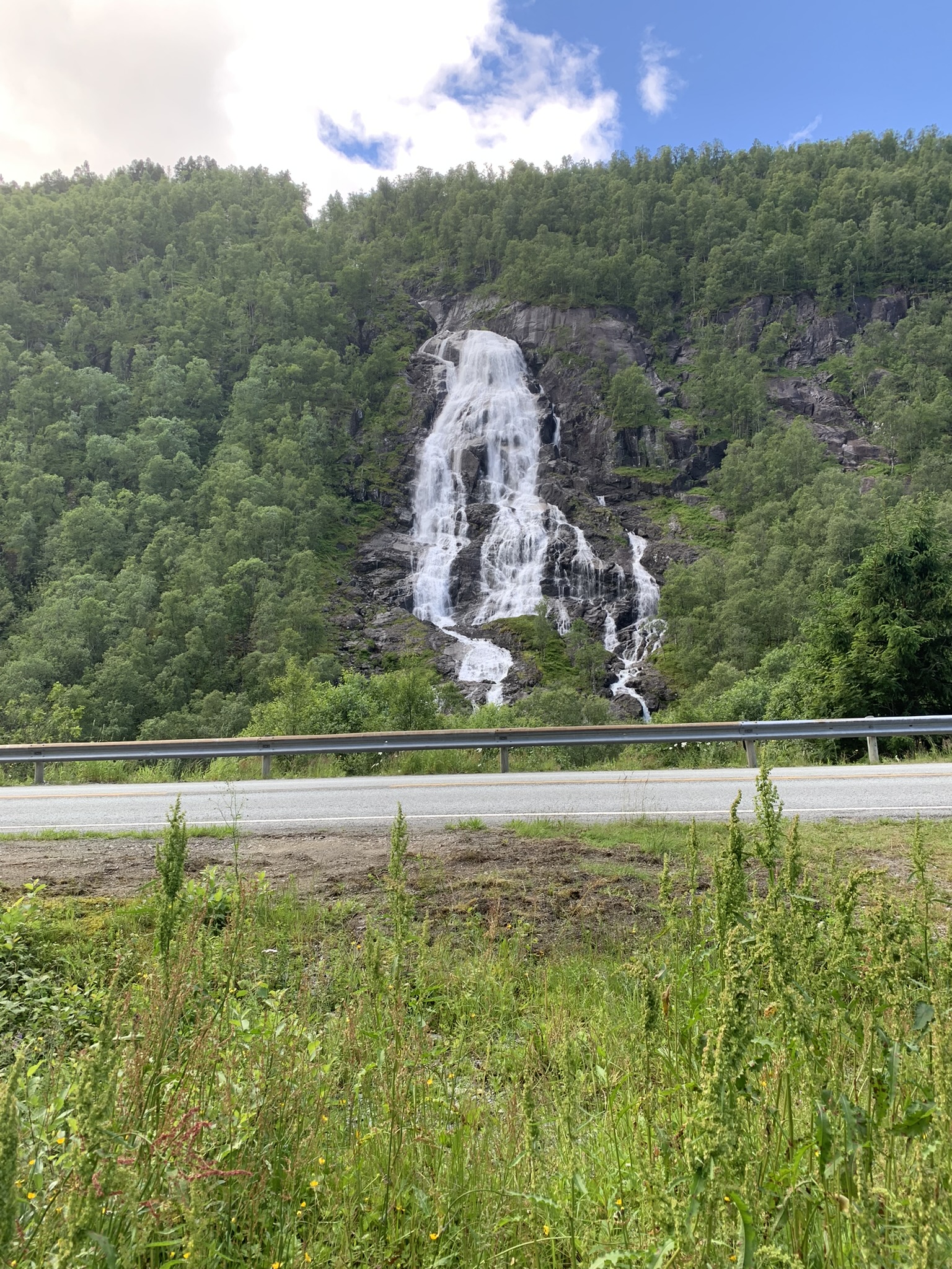 Noorwegen Waterval langs de weg