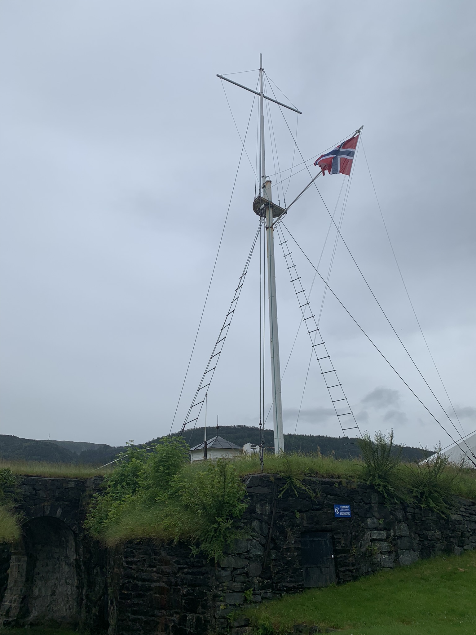 Noorwegen bergen vlaggenmast
