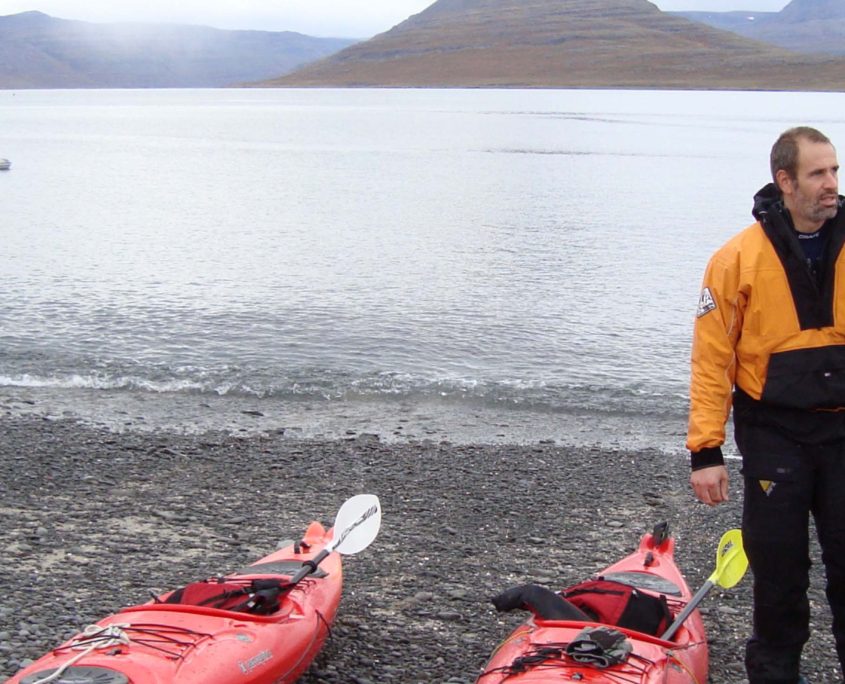 Manuel en Robbert kayakken in de Westfjorden