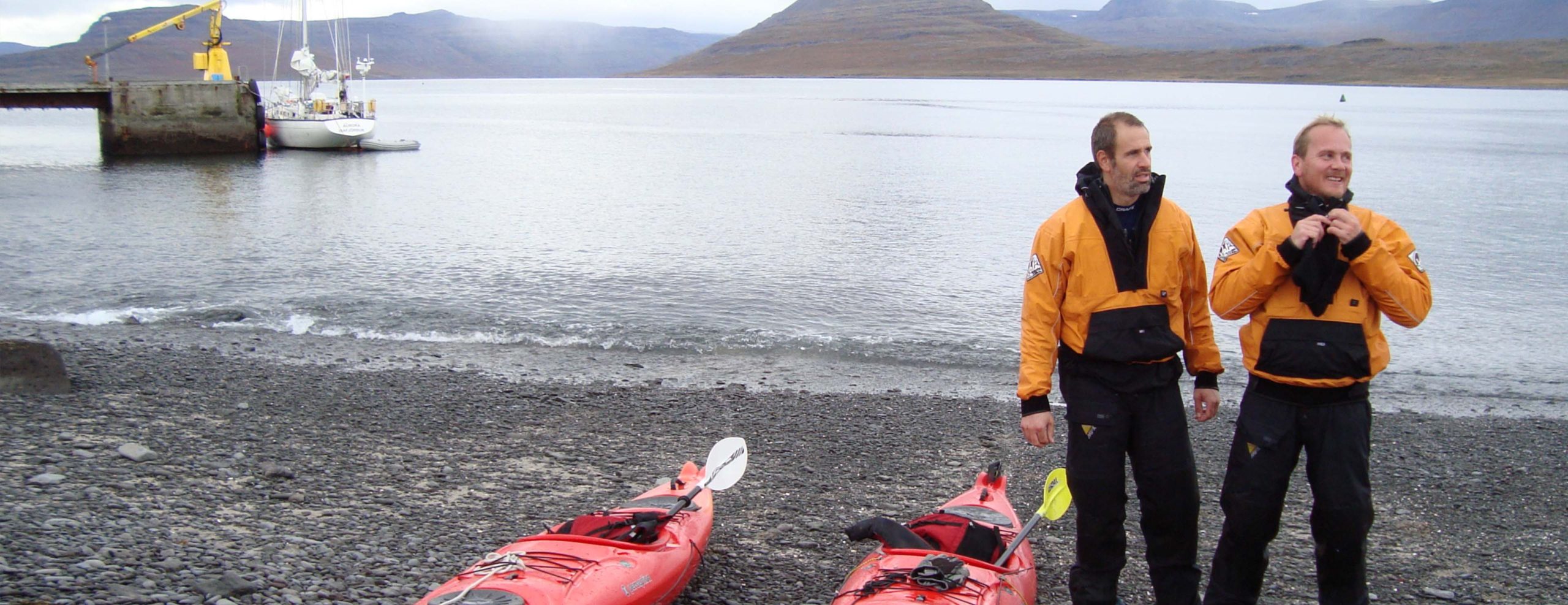 Manuel en Robbert kayakken in de Westfjorden