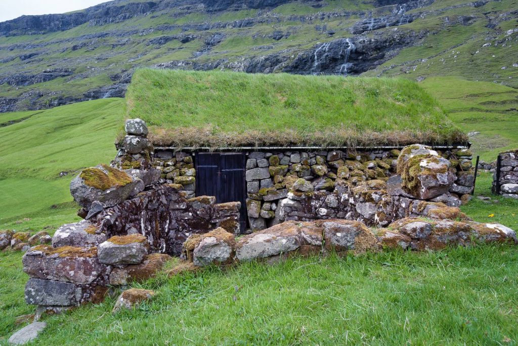 Stenen huisje op de Faeröer eilanden