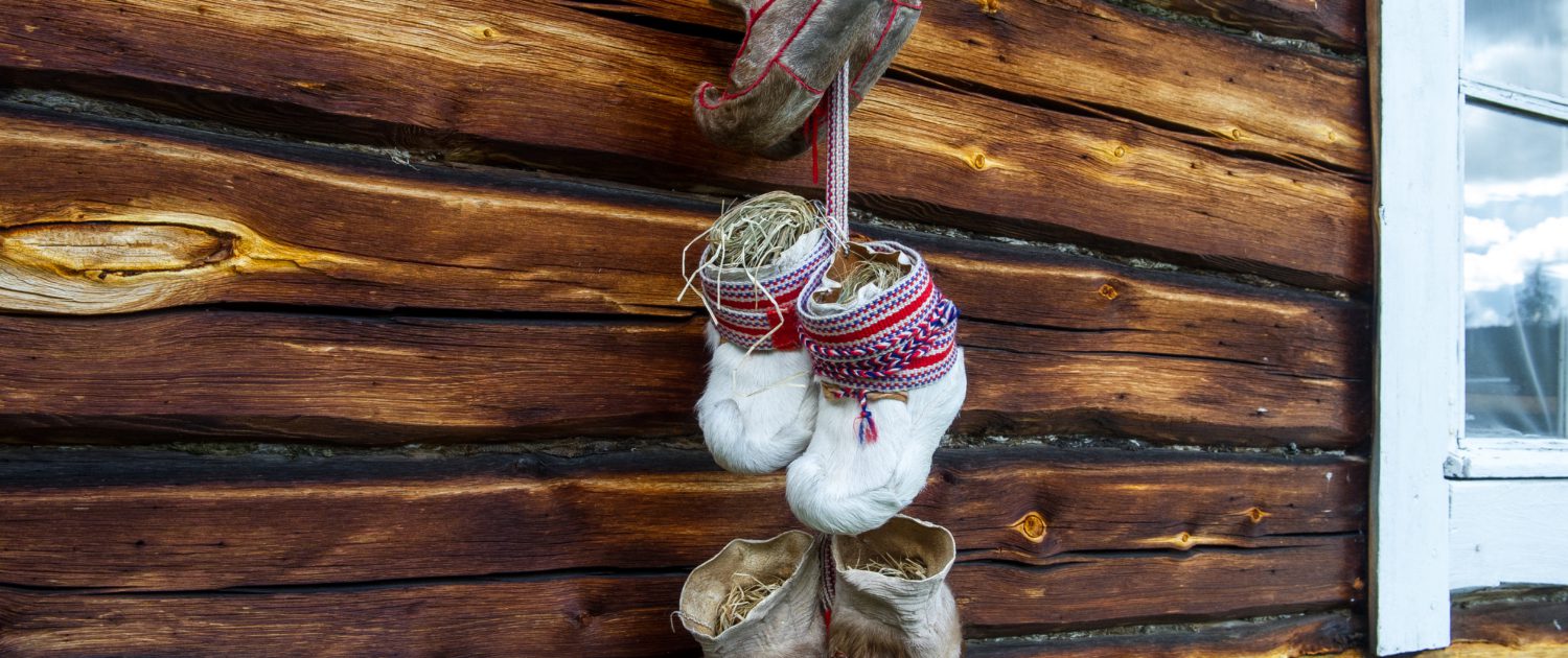 Traditionele schoenen van rendiervacht