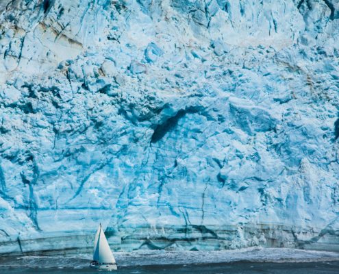 Zeilboot tegen achtergrond ijskap