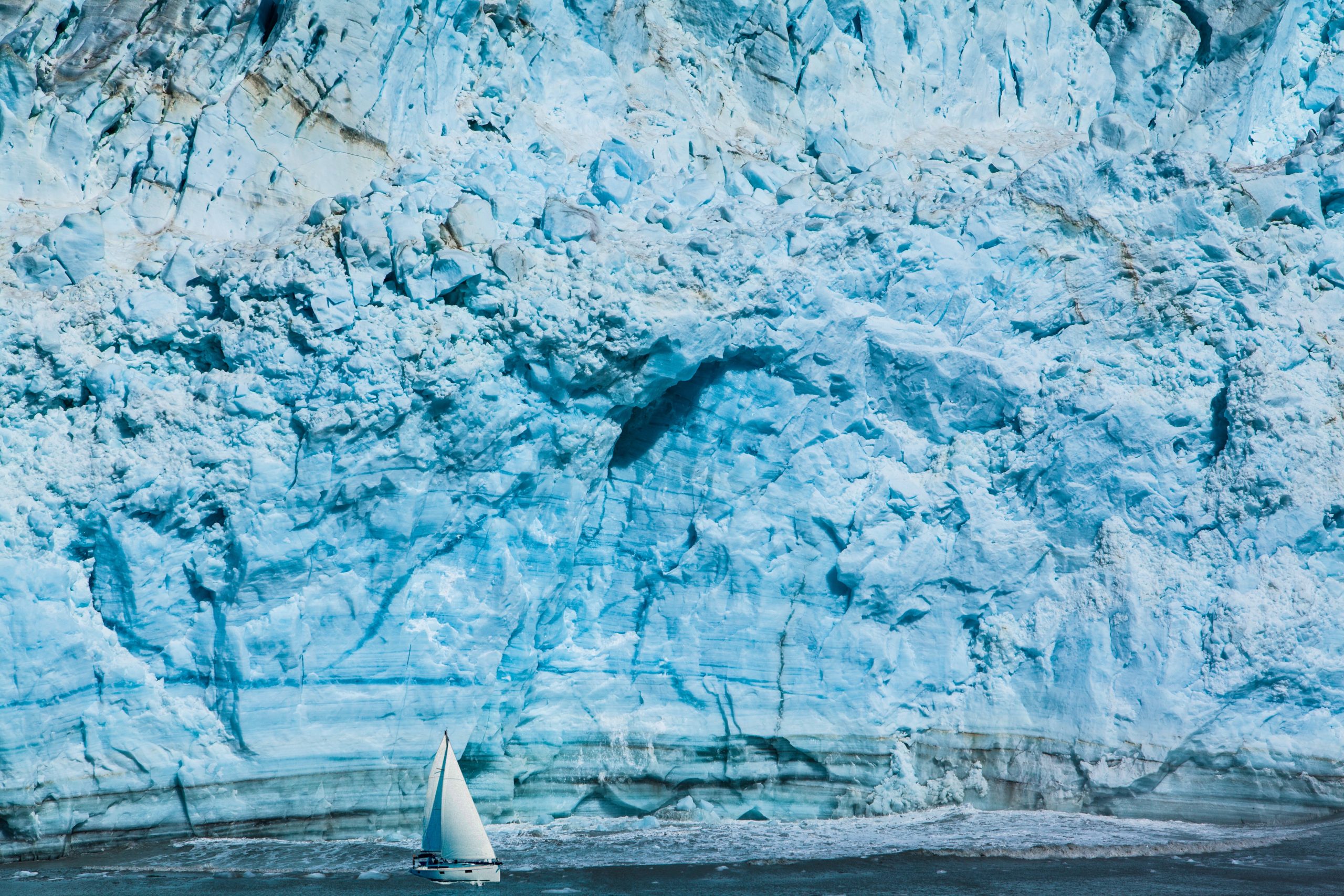Zeilboot tegen achtergrond ijskap