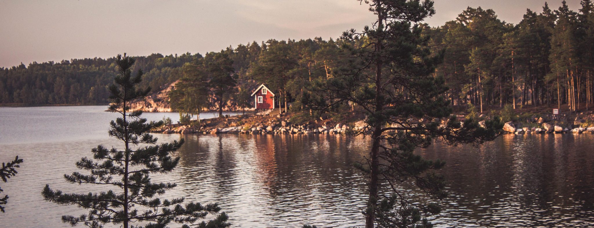 Zweeds huisje aan het water