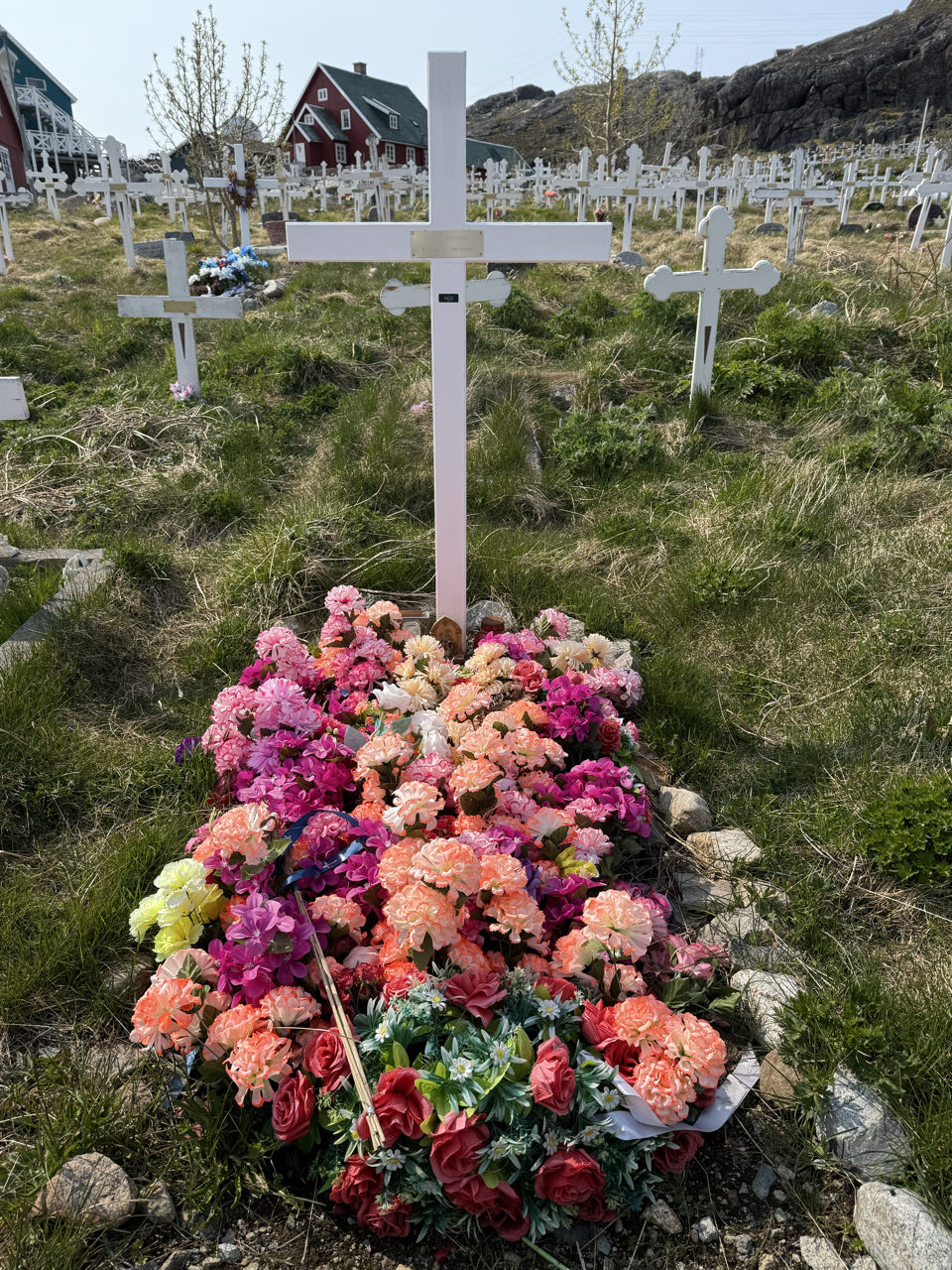 Lokaal graf met bloemen Lokaal graf met bloemen